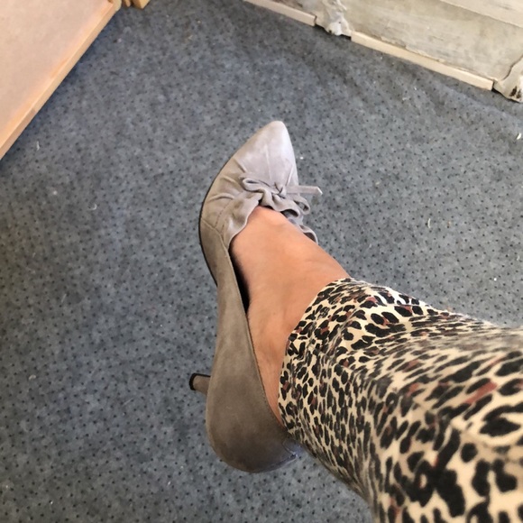Grey suede pumps - Picture 9 of 10